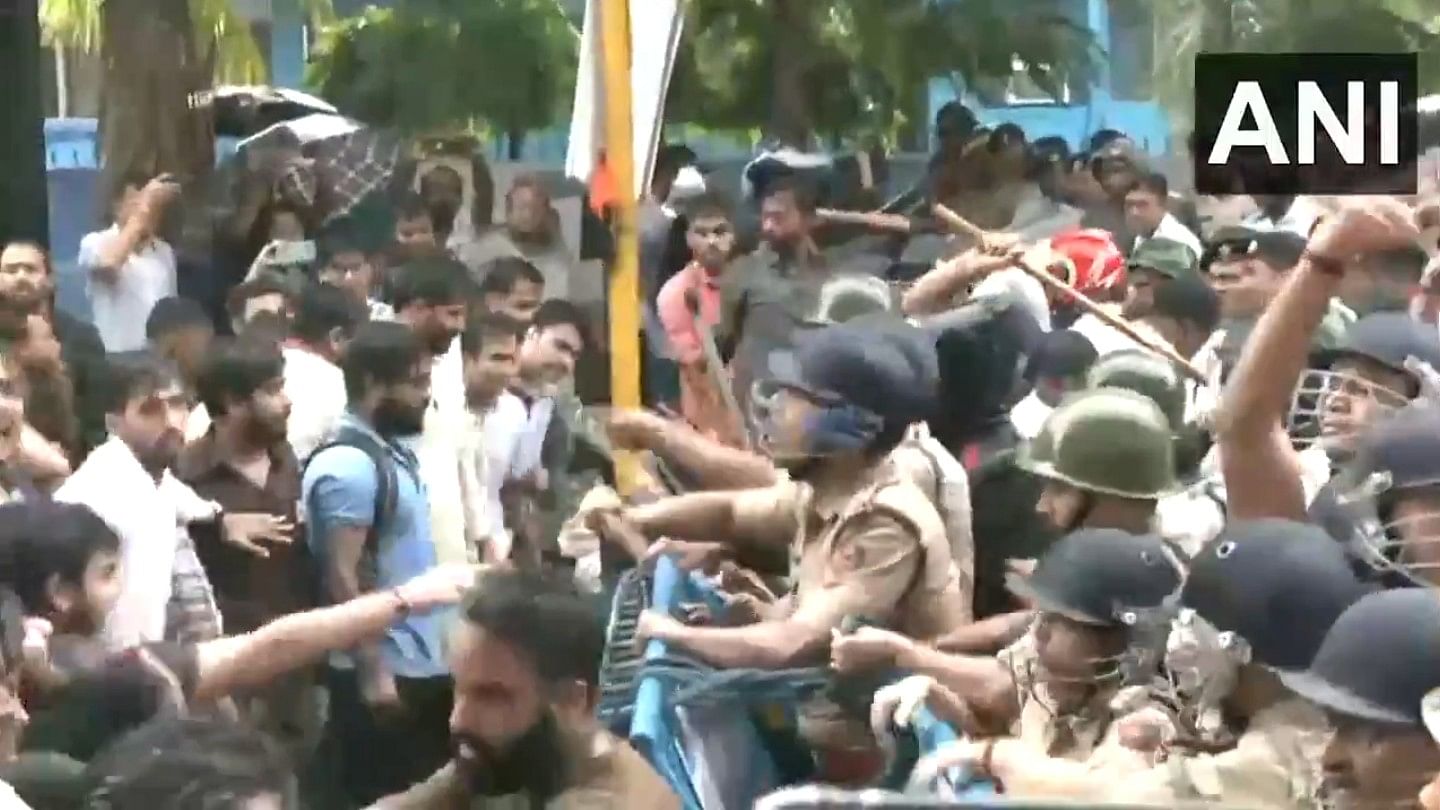 <div class="paragraphs"><p>A scuffle broke out between police personnel and ABVP activists during a march to Swasthya Bhavan.</p></div>